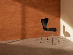 Sjuan 3107 framsidesklädd stol Essential black läder-svart ask-krom