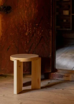 001 Stool pall Matt oljevaxad furu Ø40x44 cm