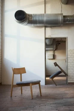 Tetra lounge chair Betongfärgat tyg-naturoljad ek