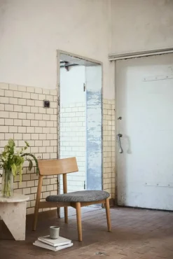 Tetra lounge chair Betongfärgat tyg-naturoljad ek