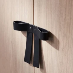 The Bow skåp Vitoljad ek-svart