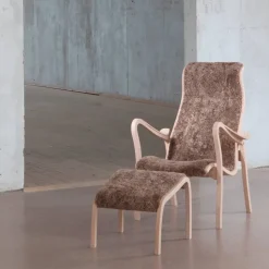 Torparen/Patronen fotpall fårskinn graphite oljad ek