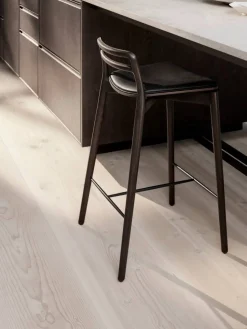 Vipp484 Cabin counter barstol 83 cm Dark oak-black leather