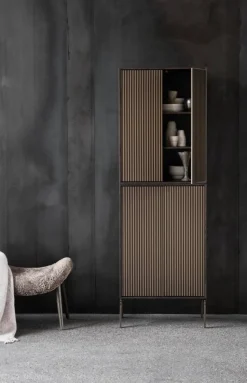 Vipp Cabinet H4 skåp med ben Dark oak doors