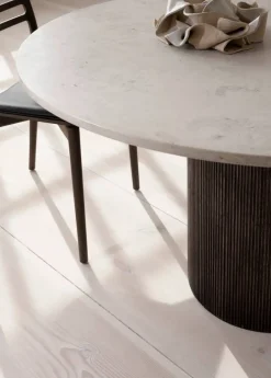 Vipp495 Cabin matbord Ø150 cm Light Jura marble-dark oak
