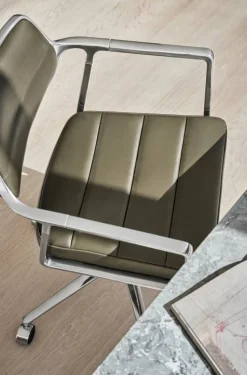 Vipp453+ Swivel kontorsstol med hjul Pol. aluminium-bosco green