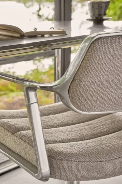Vipp453+ Swivel kontorsstol med hjul Pol. aluminium-dark sand