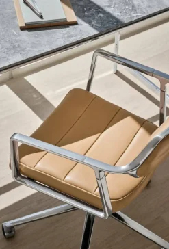 Vipp453+ Swivel kontorsstol med hjul Pol. aluminium-camel leather