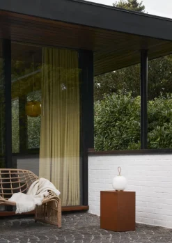 VL45 Radiohus portabel lampa Ø17 5 cm Brass-white opal glass